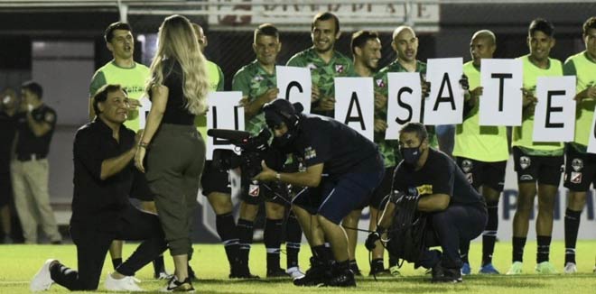 HLV Celso Ayala ngỏ lời cầu hôn bạn gái trước sự chứng kiến của các học trò