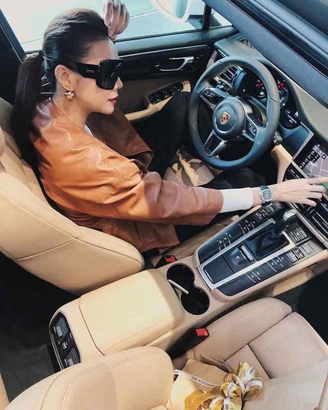 Ngoài ra cô còn sở hữu xế hộp sang chảnh. Vào dịp sinh nhật lần thứ 36, Thanh Hằng đã mua Porsche Macan 2019 như một món quà tự tặng sinh nhật mình.
