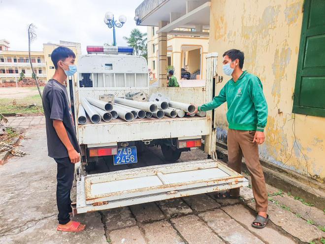 Hai đối tượng cùng tang vật vụ việc. (Ảnh: Anh Tuấn)