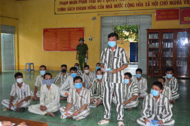 Phạm nhân Phi Hải Đăng phát biểu ý kiến trong buổi bình xét đề nghị đặc xá