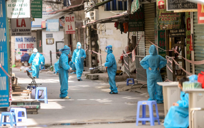 Lực lượng y tế làm công tác phòng chống dịch ở quận Thanh Xuân, Hà Nội - Ảnh: Ngô Nhung