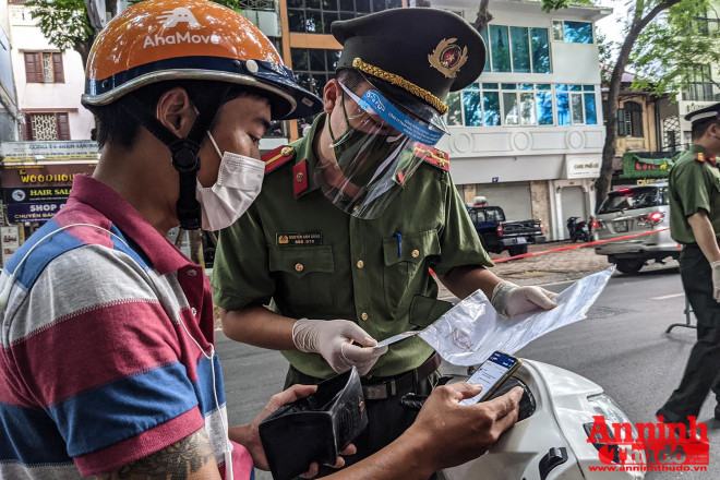 [ẢNH] Hà Nội: Trước nghỉ lễ, người ra đường vẫn đông với muôn vàn lý do xin thông cảm... - 11