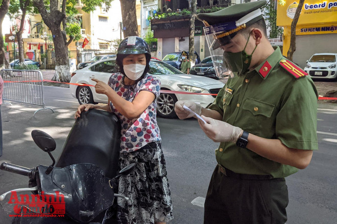 [ẢNH] Hà Nội: Trước nghỉ lễ, người ra đường vẫn đông với muôn vàn lý do xin thông cảm... - 15