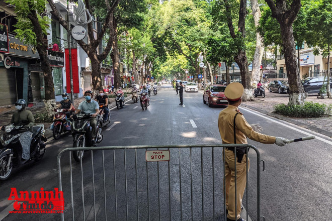 [ẢNH] Hà Nội: Trước nghỉ lễ, người ra đường vẫn đông với muôn vàn lý do xin thông cảm... - 17