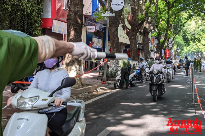 [ẢNH] Hà Nội: Trước nghỉ lễ, người ra đường vẫn đông với muôn vàn lý do xin thông cảm... - 19