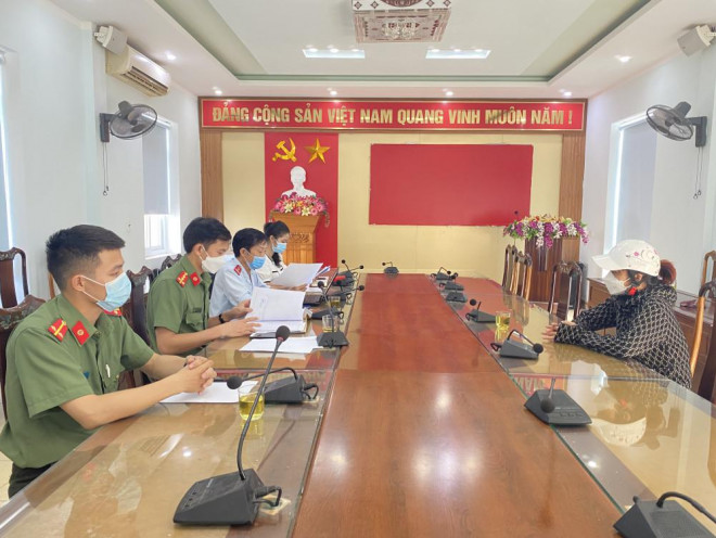Cơ quan chức năng làm việc với chủ tài khoản Facebook Dung Dăng Dung Dẻ (Ảnh Công an Hà Tĩnh).
