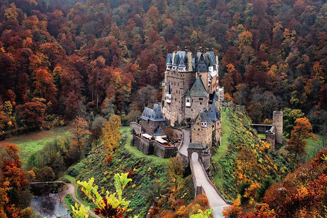 Burg Eltz - Đức: Burg Eltz là một trong những lâu đài đẹp nhất ở Đức và là nơi yêu thích của nhiều du khách. Burg Eltz nép mình trong một thung lũng xinh đẹp và được bao quanh bởi rừng Eltz. Vào mùa thu, nơi này càng trở nên lộng lẫy hơn.
