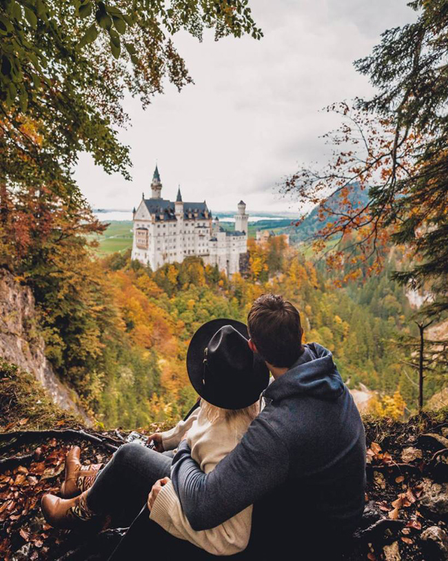 Schloss Neuschwanstein - Đức: Lâu đài cổ tích ở Đức này nằm trong danh sách tìm kiếm của nhiều du khách và họ đã không thất vọng khi được chiêm ngưỡng nó nổi bật trong sắc màu lộng lẫy của những tán cây khi vào thu. 
