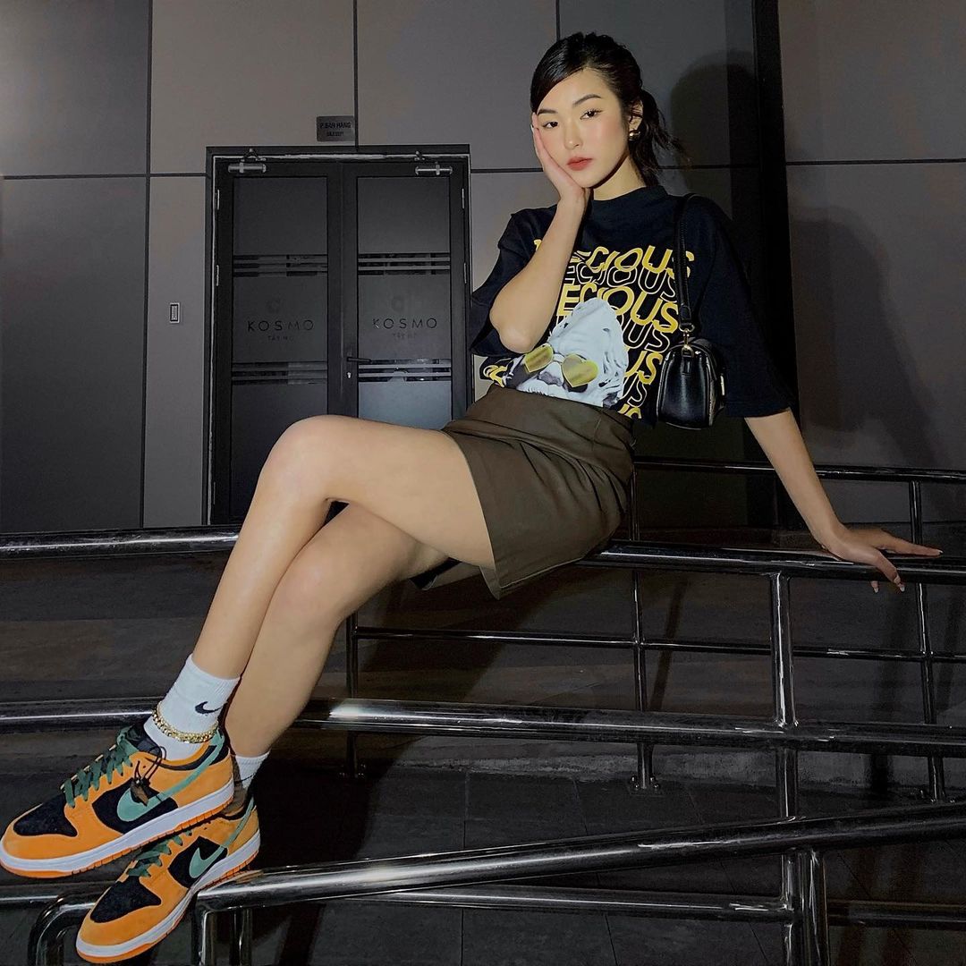 Chỉ cần đơn giản với áo phông, chân váy, sneaker Linh Chi cũng đủ nổi bật.