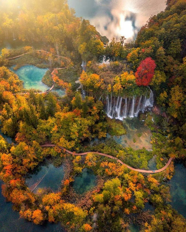 Vườn quốc gia Plitvice - Croatia: Là một trong những công viên nổi tiếng nhất ở Croatia, đặc biệt là vào mùa thu, vườn quốc gia Plitvice chắc chắn là một địa điểm không thể bỏ qua trong những chuyến du lịch châu Âu vào mùa thu.

