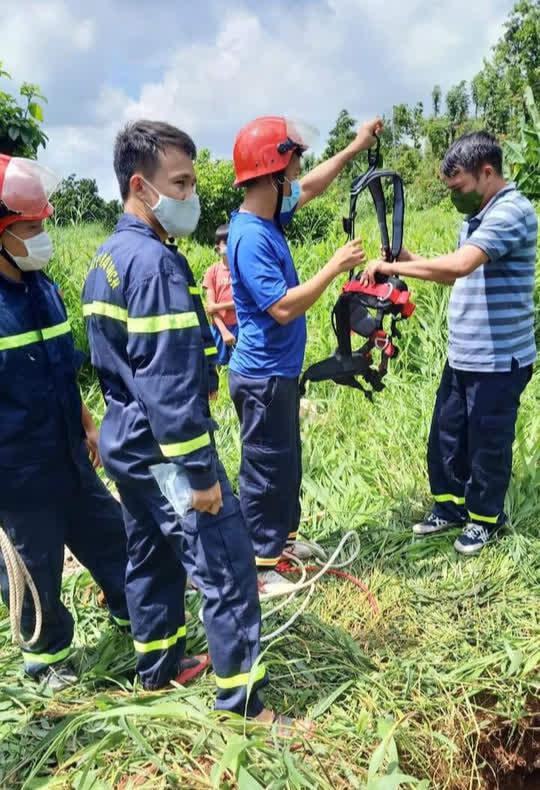 Lực lượng cứu hộ cứu nạn chuẩn bị xuống giếng cứu nạn nhân