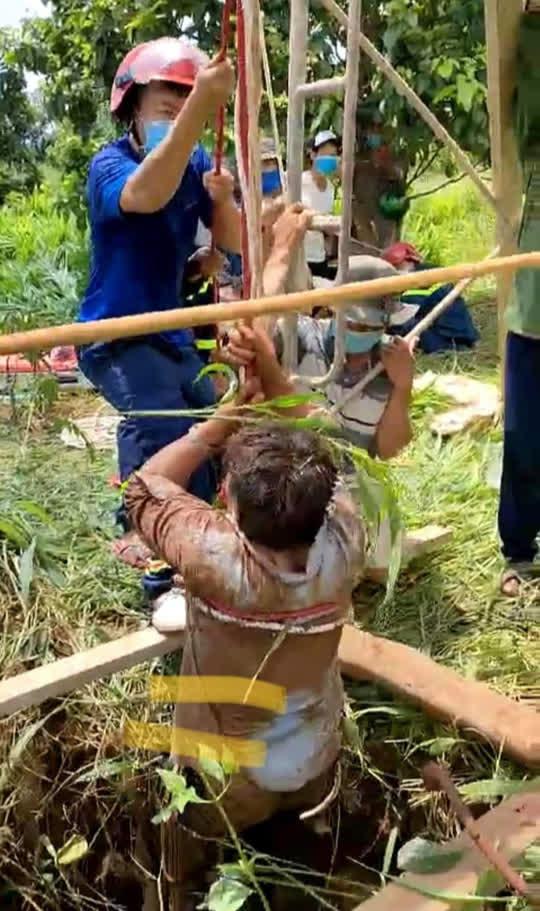 Nạn nhân được cứu lên khỏi giếng trong tình trạng đa chấn thương