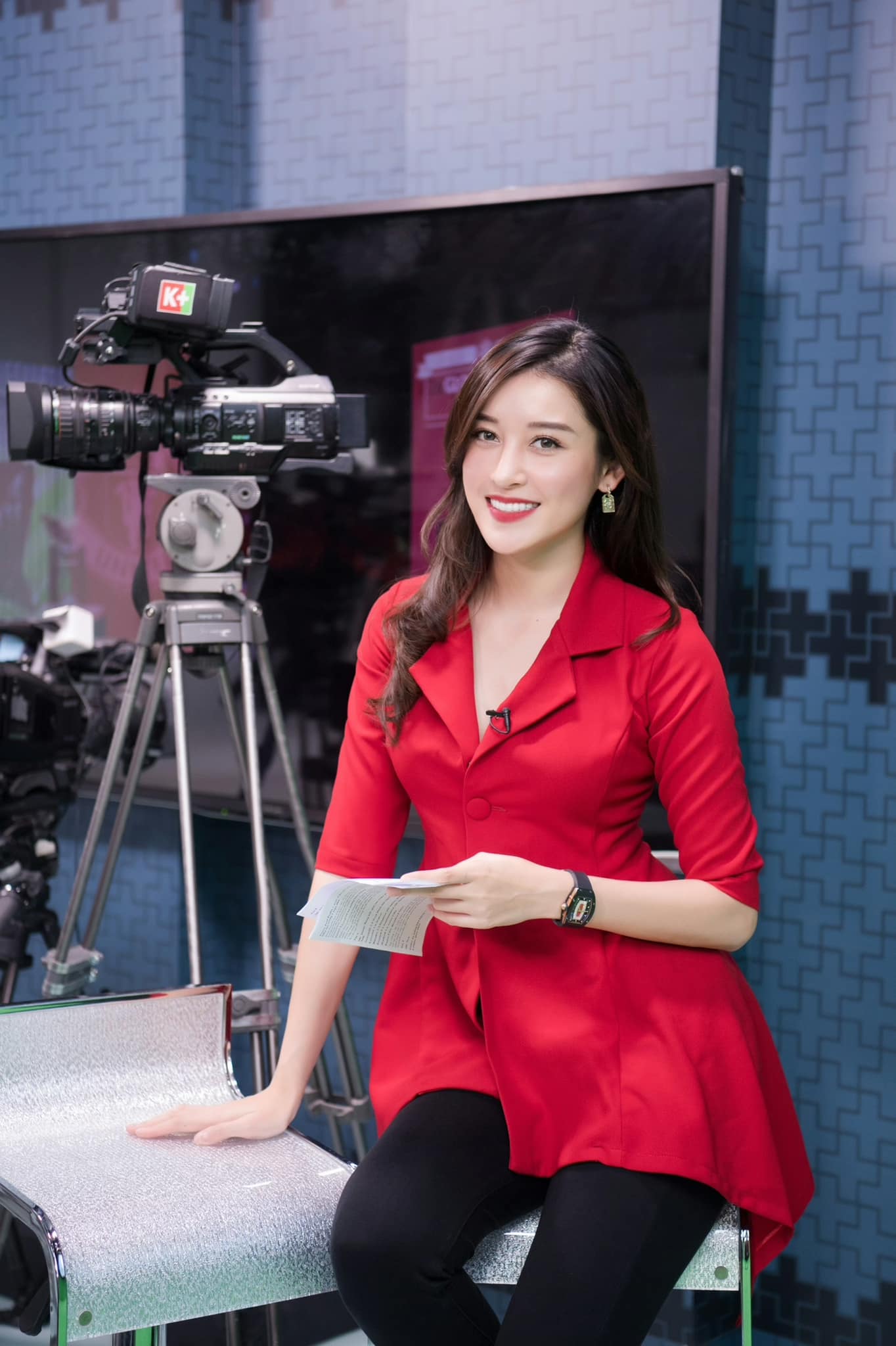 Trang phục đầu tiên Huyền My chọn để mặc dẫn sóng bản tin số 1 nhưng không được duyệt. Bởi, áo vest có vạt dài khi lên sóng mang lại cảm giác diêm dúa, chưa gọn gàng.