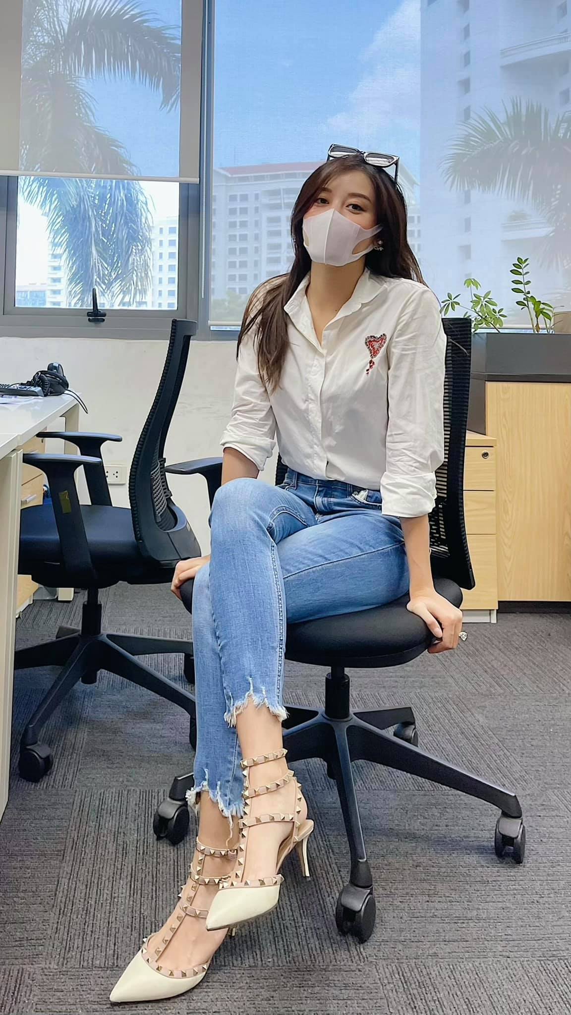 Ngoài đồng hồ 3 tỷ đồng, “quốc bảo nhan sắc Việt” tiết lộ tránh và nên mặc gì khi lên truyền hình - 6