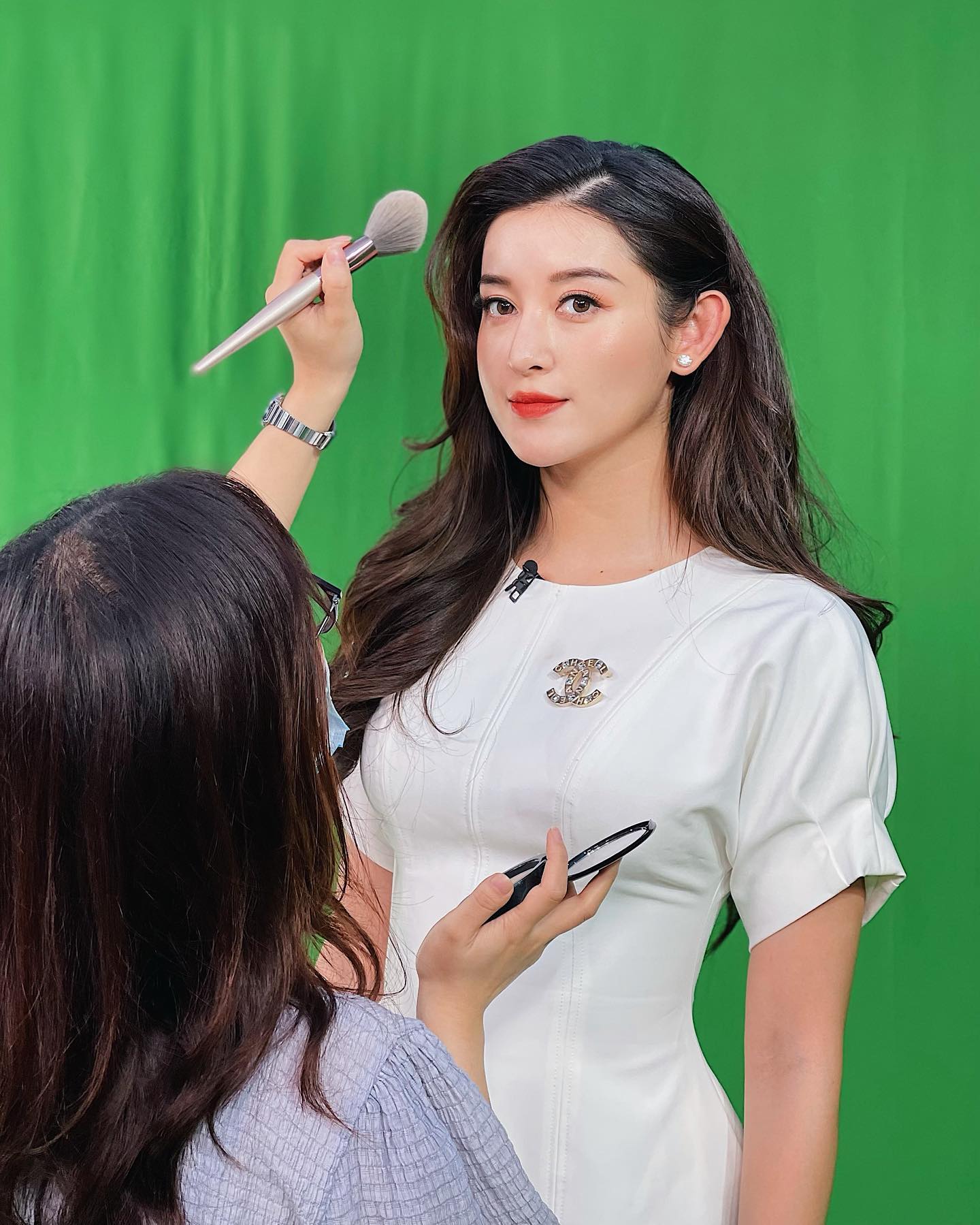 Những trang phục váy ngắn vừa đảm bảo yếu tố nữ tính vừa trẻ trung, thanh lịch được Huyền My chọn mặc thường xuyên khi lên sóng.