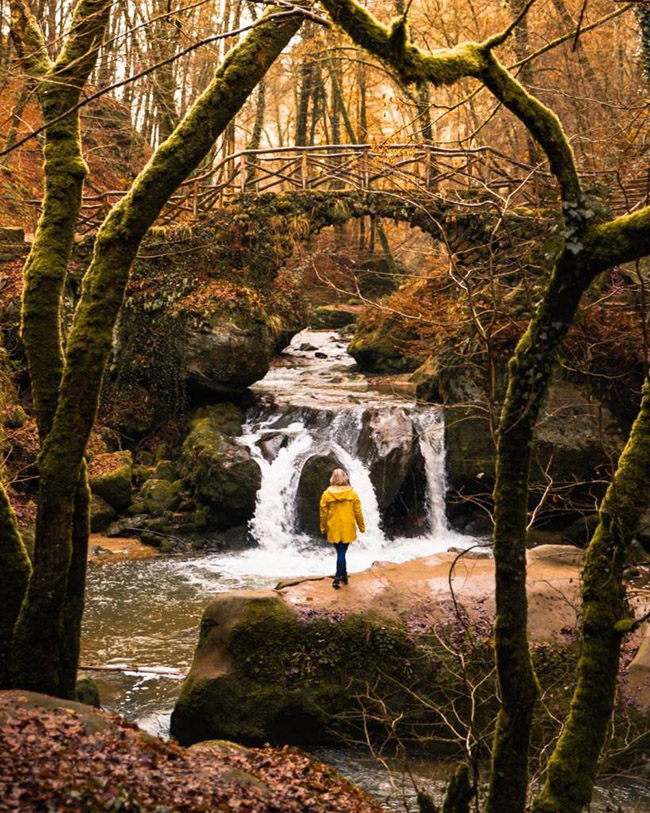 Müllerthal - Luxembourg: Luxembourg có thể là một đất nước nhỏ bé nhưng lại tuyệt đẹp vào mùa thu. Một trong những điểm nổi bật phải kể đến là thác nước Schiessentümpel

