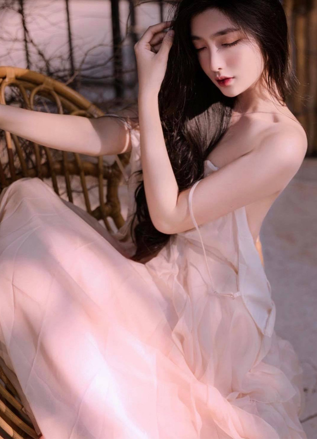 Khánh Linh buông lơi váy áo, khoe khéo vòng 1.
