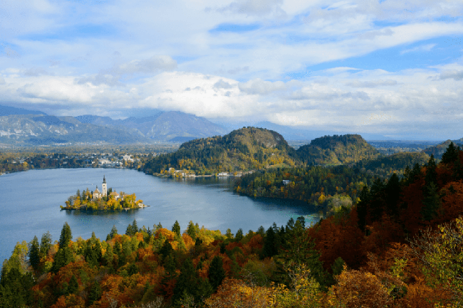 Hồ Bled - Slovenia: Hồ Bled chắc chắn là một trong những hồ nổi tiếng và được chụp ảnh nhiều nhất ở châu Âu, đặc biệt là trong sắc màu rực rỡ của những tán cây thay lá vào mùa thu.&nbsp;
