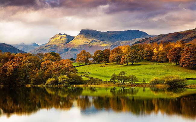 Quận Hồ - Vương quốc Anh: Quận Hồ là một vùng núi ở phía Bắc vương quốc Anh. Vườn quốc gia Lake District là một trong những nơi đẹp nhất xứ sở sương mù để ngắm những tán lá mùa thu. 
