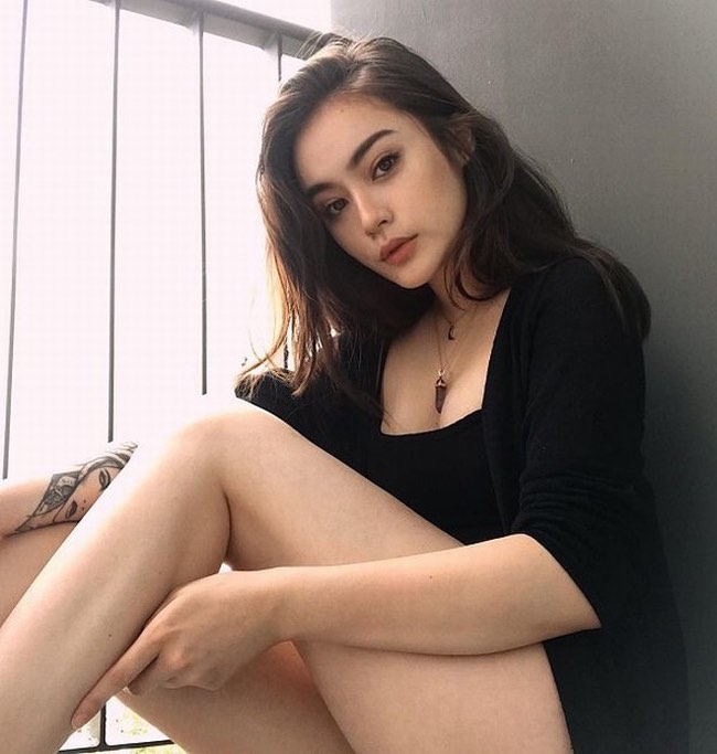 &nbsp;Jade&nbsp;diện set đồ all black bao gồm: quần short phối với áo 2 dây và áo cardigan. Bộ trang phục được đánh giá khá hài hòa về tổng thể lại gây ấn tượng thị giác tốt, giúp người mặc&nbsp;ăn gian chiều cao tối đa.