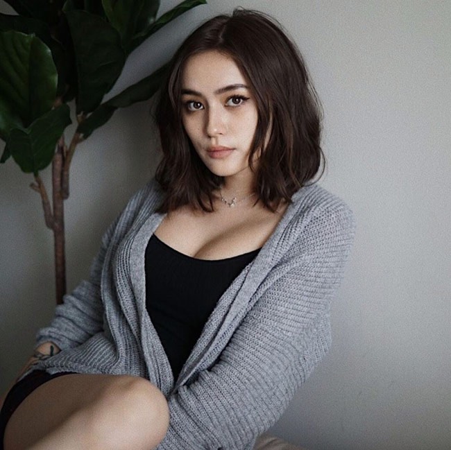 Váy bodycon được nhiều cô gái yêu thích vì chẳng&nbsp;những tôn đường cong mà còn phô diễn đôi chân nuột nà, Jade Anh Ngô cũng không ngoại lệ.
