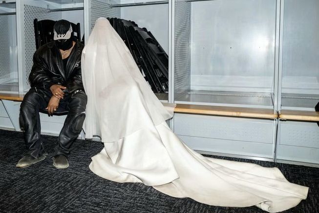 Kim Kardashian hóa thân cô dâu Balenciaga trong buổi trình diễn của Kayne West - 1