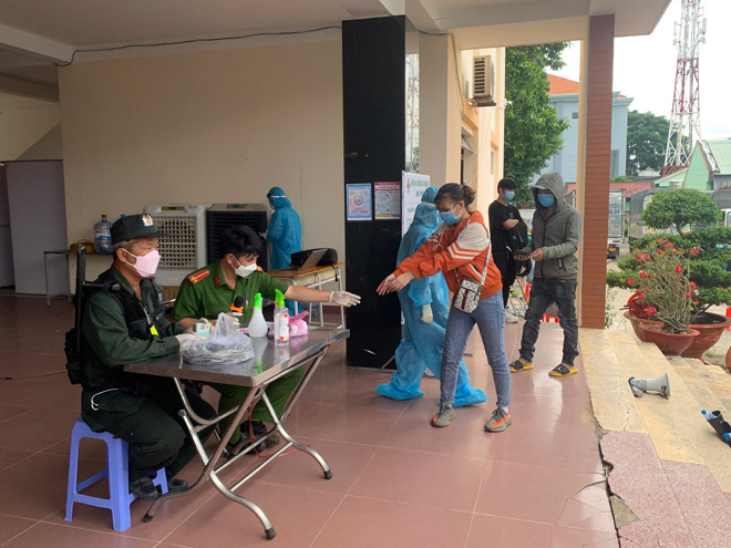 Kiểm tra các giấy tờ liên quan của người dân 