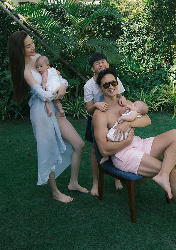 “Được làm mẹ của những thiên thần này là một đặc ân” bà mẹ ba con chia sẻ