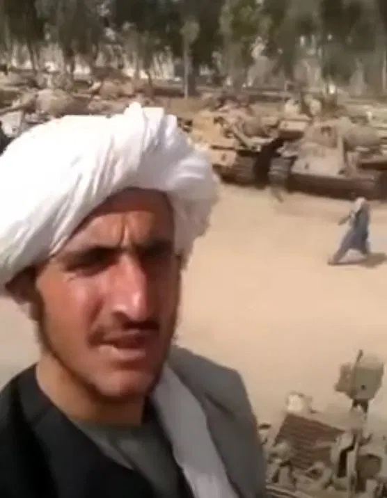 Taliban chiếm được loạt xe tăng, xe bọc thép của quân đội Afghanistan.