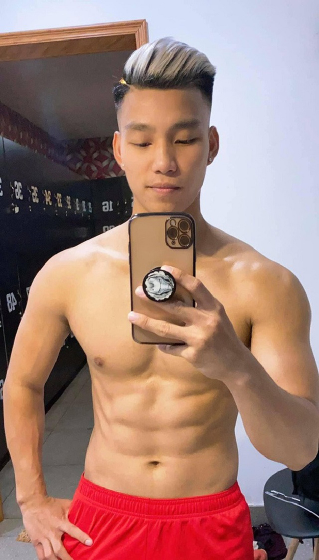 Với một người chăm chỉ rèn luyện thể lực như Văn Thanh thì việc sở hữu hình thể với khối cơ bắp cuồn cuộn là điều tất nhiên.
