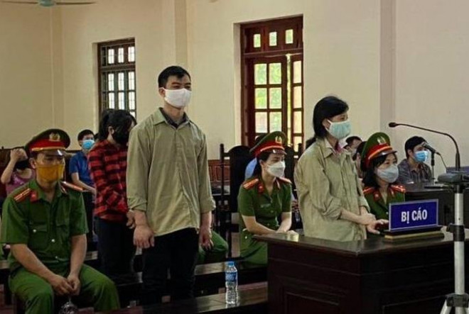 Nhóm nguyên cán bộ thanh tra xây dựng bị đưa ra xét xử.