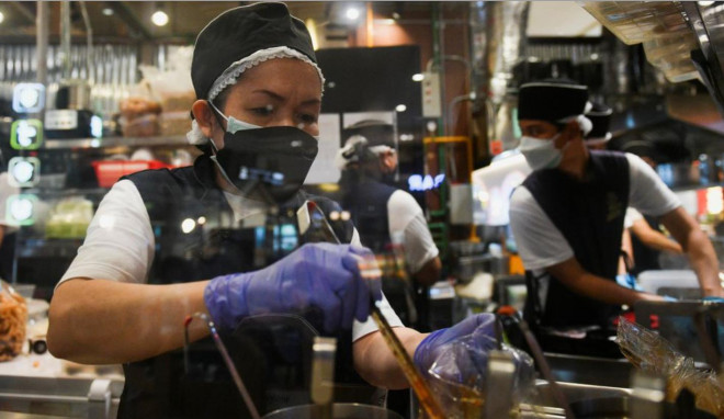 Nhân viên nhà hàng tại thủ đô Bangkok trở lại làm việc trong ngày đầu thử nghiệm "sống chung với dịch bệnh". Ảnh: Reuters