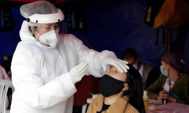Nhân viên y tế đang lấy mẫu xét nghiệm cho người dân Colombia. Ảnh: EPA
