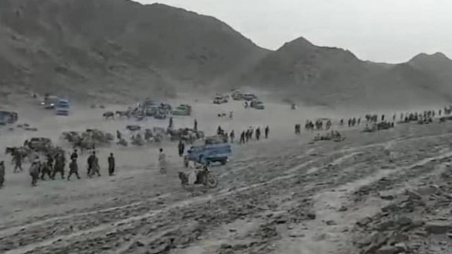 Hàng đoàn người Afghnistan đang cố gắng vượt qua sa mạc để chạy trốn Taliban.