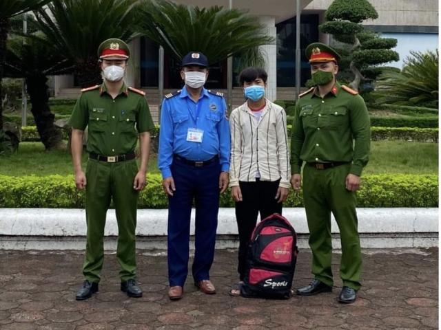 Tin tức trong ngày - Chàng trai 17 tuổi định đi bộ từ Hà Nội về Lào Cai nhận "món quà" ấm tình người