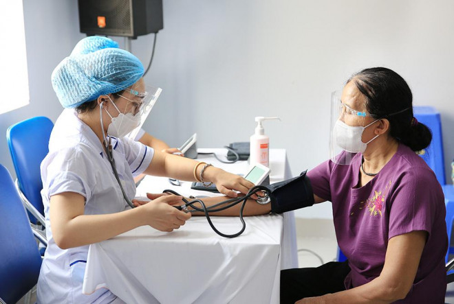 Hà Nội tiếp tục chỉ đạo nâng cao năng lực các dây chuyền tiêm vắc xin phòng Covid-19 với sự tham gia của các bệnh viện tuyến trung ương, bệnh viện của các bộ, ngành, y tế tư nhân, y tế cơ sở.