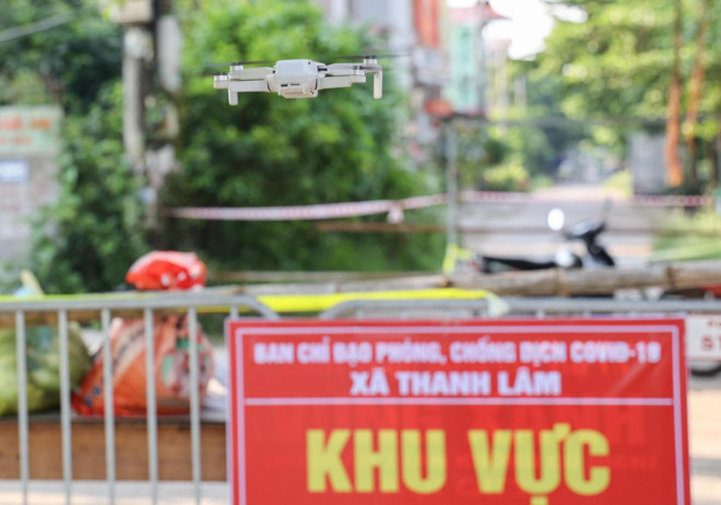 Cận cảnh giám sát hàng ngàn dân khu vực phong toả bằng flycam, ai vi phạm bị phạt nguội - 7