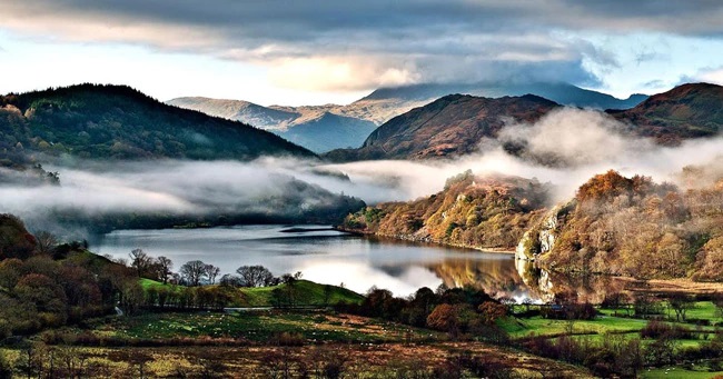 Xứ Wales: Du khách kéo đến xứ Wales vì bị cuốn hút bởi những lâu đài, núi và rừng tuyệt đẹp.&nbsp;
