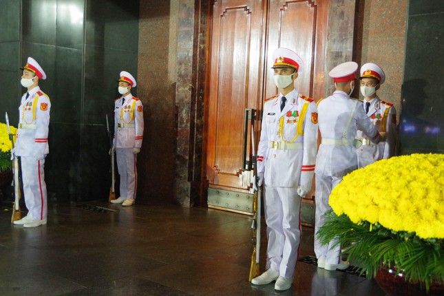 Chiến sĩ Đoàn 275 thực hiện ca gác tại cửa Lăng Bác