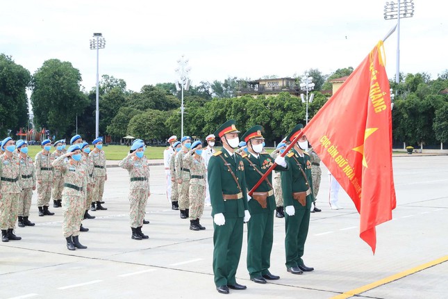 Sĩ quan mũ nồi xanh của Bệnh viện dã chiến cấp 2 số 2 báo công trước Lăng Bác, sau khi kết thúc nhiệm kỳ công tác hơn một năm tại Nam Sudan