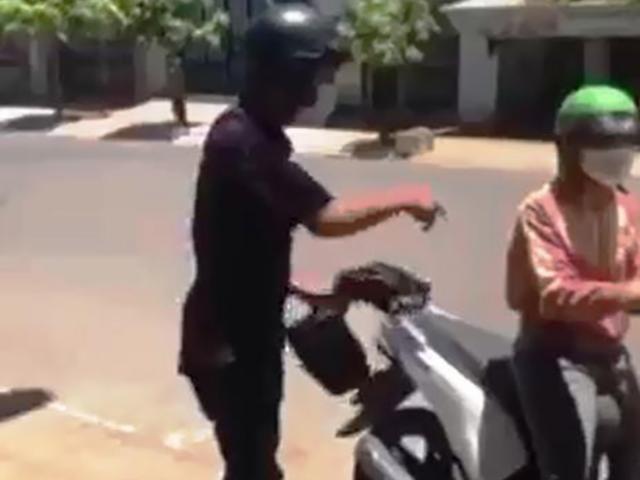 Tin tức trong ngày - Thanh niên vụ “bánh mì không phải thực phẩm thiết yếu” ra đường không lý do, chống đối tổ công tác