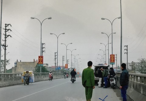 Dựng lại hiện trường vụ bắt Hưng tại cầu vượt, nhưng các đối tượng khai không khớp nhau.