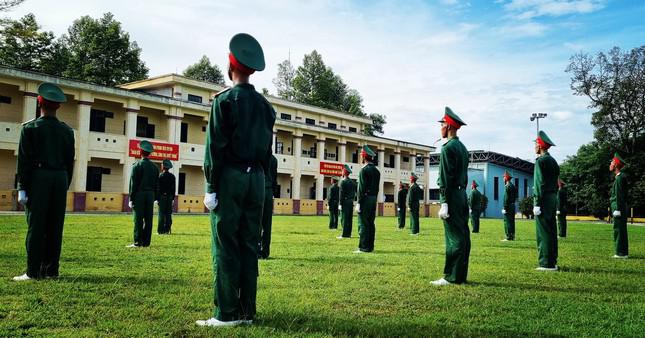 Thời gian đầu huấn luyện, có chiến sĩ mồ hôi vã ra, mặt tái đi vì chưa quen, phải cho ngừng tập. Khi cơ thể hồi phục và trở về trạng thái bình thường lại ra đứng tập tiếp, với sự theo dõi sát sao của bác sĩ quân y. Những chiến sĩ đứng yếu, động tác giữ súng và tư thế chưa chuẩn thì phải rèn luyện thêm, cường độ cao hơn.