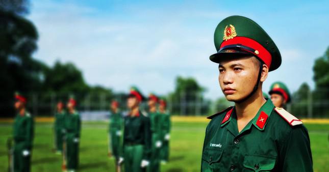 Tập đứng nghiêm nhiều giờ đồng hồ để có thể thích ứng với nhiệm vụ sau này