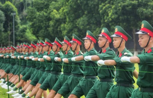 Điều lệnh đội ngũ cần tuyệt đối chuẩn xác như bước 60 bước/phút, mỗi động tác đánh tay, giơ chân đều nhịp nhàng, có điểm dừng hợp lý, bàn chân cách mặt đất 30cm… Để hoàn thành những yêu cầu khắt khe này, họ phải trải qua quá trình khổ luyện bằng cả ý chí, quyết tâm rất lớn.