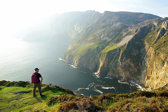 Ireland: Tới Ireland, du khách nên đi du thuyền Ring of Kerry để tham quan&nbsp;những ngôi làng quyến rũ cùng&nbsp;nhiều cảnh quan đẹp nhất của quốc gia này.
