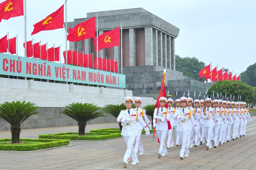 Chiến sĩ Đoàn 275 thực hiện nghi lễ hàng ngày tại Lăng Bác