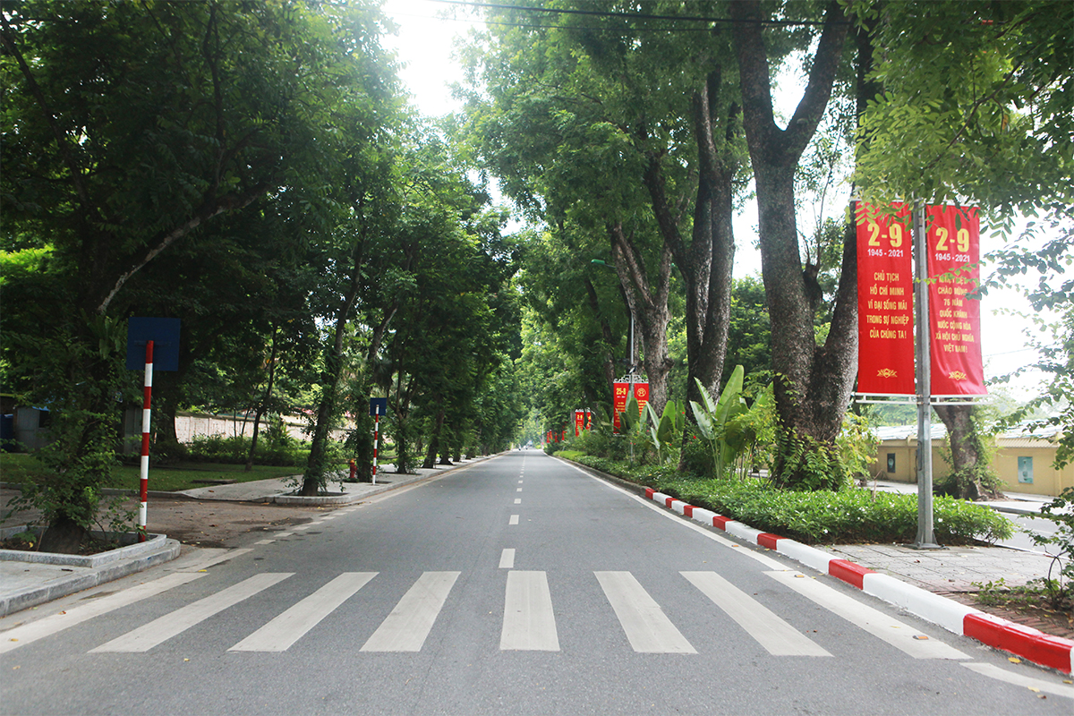 Hà Nội đang trong thời gian giãn cách xã hội, nhưng trong những ngày trước đó,&nbsp;vẫn có nhiều người ra đường. Tuy nhiên, sáng nay&nbsp; – ngày Quốc khánh 2/9, đường phố bỗng trở nên khác lạ hơn, không còn cảnh xe cộ qua lại mà thay vào đó là khung cảnh bình yên, cờ&nbsp;đỏ rực nhiều góc phố. (Trong ảnh: phố Hoàng Diệu, quận Ba Đình&nbsp;sáng 2/9).