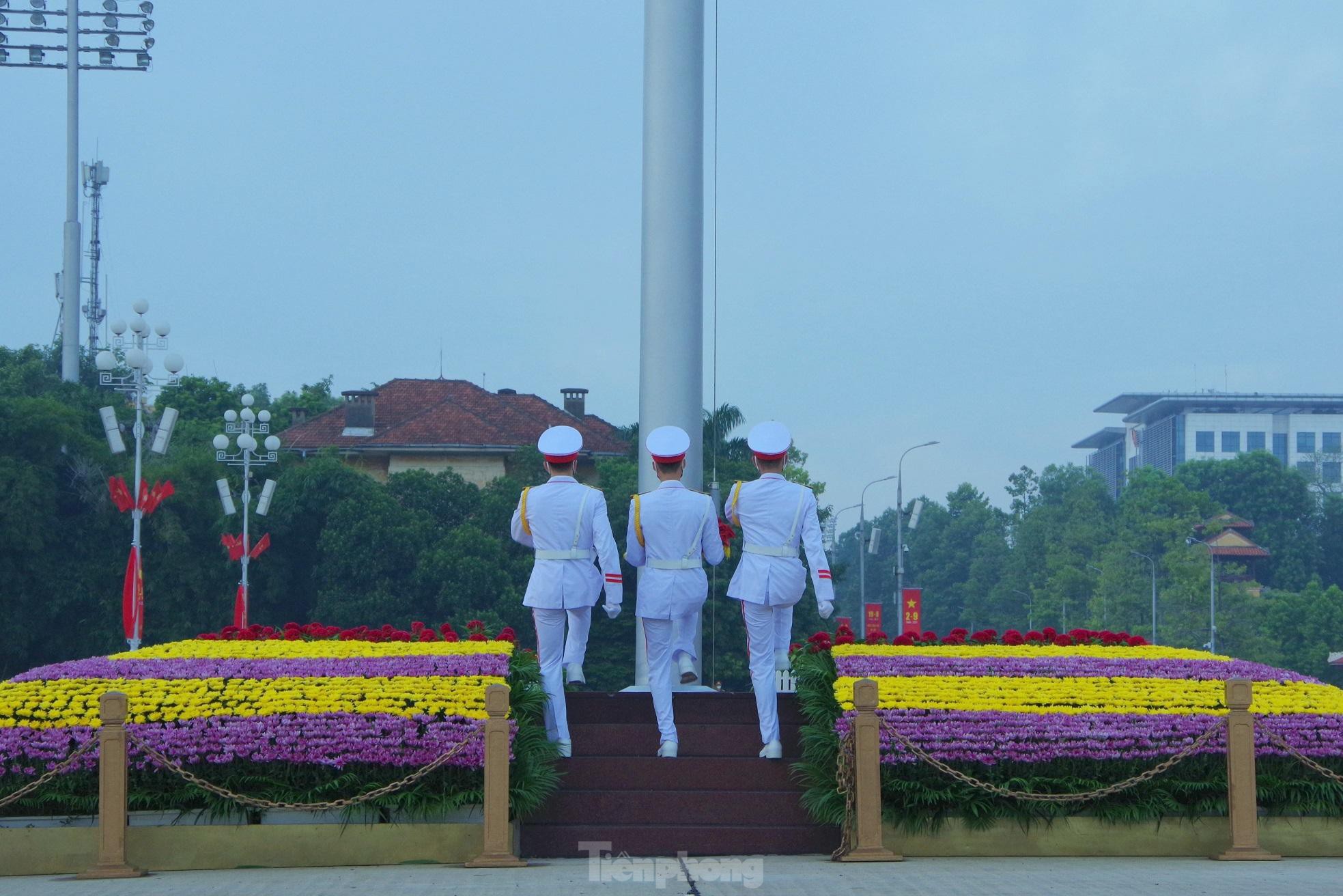 Lễ chào cờ hàng ngày trước Lăng Bác tại Quảng trường Ba Đình diễn ra khi trời còn chưa sáng rõ, nên các chiến sĩ Tiêu binh Danh dự phải thức dậy từ sớm
