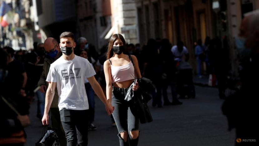 Người dân Italia đã có thói quen đeo khẩu trang mỗi khi ra đường.